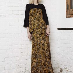 Vestido largo color mostaza de Dolores Promesas otoño/invierno 2017/2018