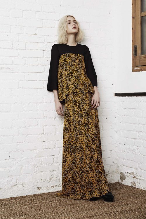 Vestido largo color mostaza de Dolores Promesas otoño/invierno 2017/2018