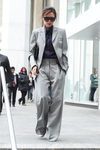 Victoria Beckham con un traje de chaqueta gris en Nueva York