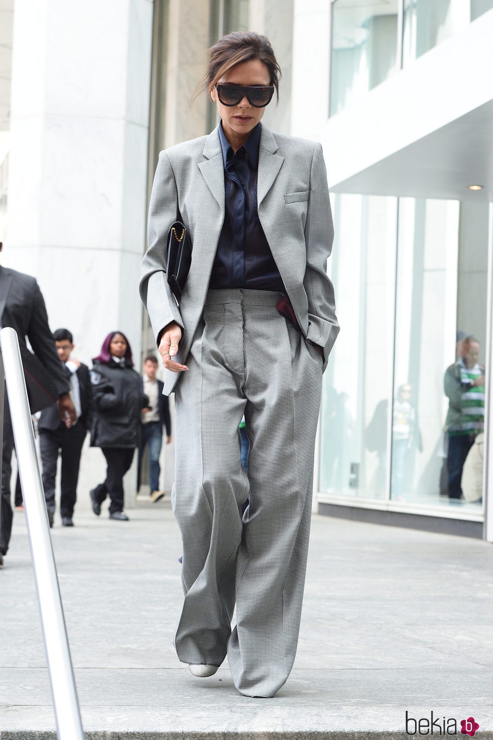 Victoria Beckham con un traje de chaqueta gris en Nueva York