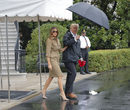 Melania Trump y Donald Trump saliendo de la Casa Blanca rumbo a Texas