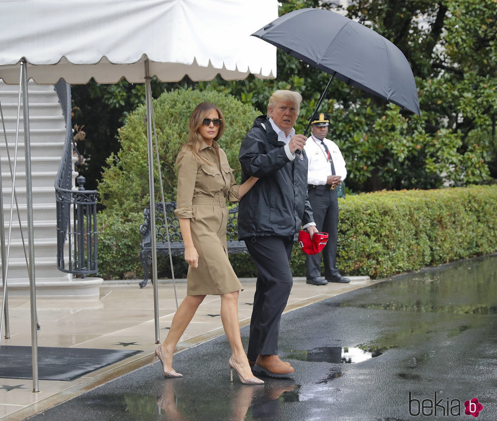 Melania Trump y Donald Trump saliendo de la Casa Blanca rumbo a Texas