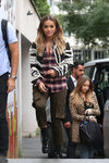 Rita Ora con un look militar combinado con una torera en París