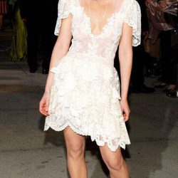 Kirsten Dunst con un vestido blanco en la fiesta Vanity Fair tras los Premios Oscar 2004