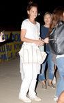 Katie Holmes tomando un helado en Malibú con un total white