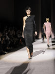 Vestido negro asimétrico de Tom Ford primavera/verano 2018 presentado en la Nueva York Fashion Week