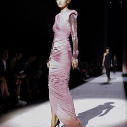 Vestido largo rosa de Tom Ford primavera/vernao 2018 presentado en la Nueva York Fashion Week