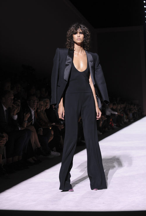 Conjunto negro con americana y pantalón ancho de Tom Ford de la colección primavera/verano 2018 presentada en Nueva York Fashion Week