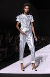 Conjunto gris metalizado camiseta y pantalón de la colección primavera/verano 2018 de Tom Ford para Nueva York Fashion Week.
