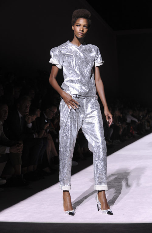 Conjunto gris metalizado camiseta y pantalón de la colección primavera/verano 2018 de Tom Ford para Nueva York Fashion Week.
