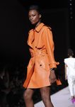 Gabardina naranja de cuero de Tom Ford para la colección primavera/verano 2018 presentada en Nueva York Fashion Week