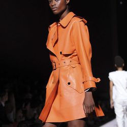 Gabardina naranja de cuero de Tom Ford para la colección primavera/verano 2018 presentada en Nueva York Fashion Week
