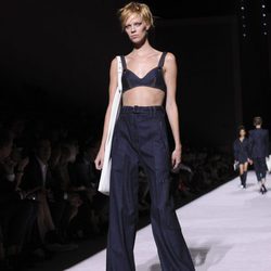 Pantalón de campana y tiro alto con crop top de Tom Ford de la colección primavera/verano 2018 para Nueva York Fashion Week