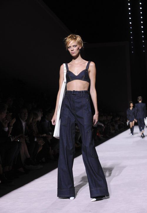 Pantalón de campana y tiro alto con crop top de Tom Ford de la colección primavera/verano 2018 para Nueva York Fashion Week