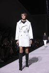 Gabardina corta blanca de Tom Ford de la colección primavera/verano 2018 para Nueva York Fashion Week