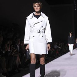 Gabardina corta blanca de Tom Ford de la colección primavera/verano 2018 para Nueva York Fashion Week