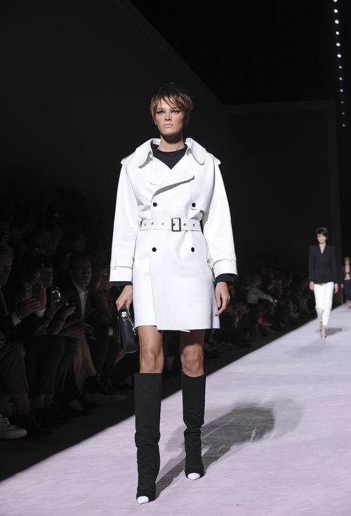 Gabardina corta blanca de Tom Ford de la colección primavera/verano 2018 para Nueva York Fashion Week