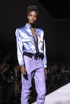 Cazadora con hombreras y pantalón estilo años 90 de Tom Ford de la colección primavera/verano 2018 para Nueva York Fashion Week