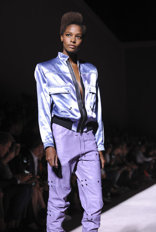 Cazadora con hombreras y pantalón estilo años 90 de Tom Ford de la colección primavera/verano 2018 para Nueva York Fashion Week