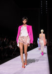 Blusa y short nude y americana fucsia de Tom Ford de la colección primavera/verano 2018 para Nueva York Fashion Week