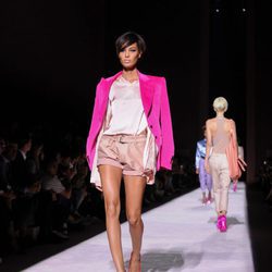 Blusa y short nude y americana fucsia de Tom Ford de la colección primavera/verano 2018 para Nueva York Fashion Week