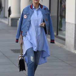 Paula Echevarría con cazadora y vaqueros denim