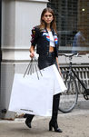 Kaia Gerber con una original cazadora pra una jornada de compras por Nueva York