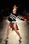 Jersey de punto y falda de rayas de Desigual de la colección primavera/verano 2018 en Nueva York Fashion Week