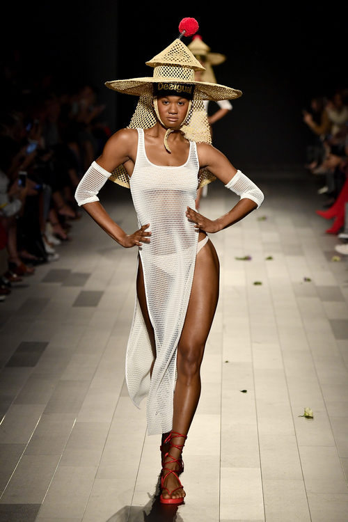 Vestido de malla blanco de Desigual de la colección primavera/verano 2018 en Nueva York Fashion Week