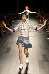 Falda denim y cazadora de cuero con cuadros de colores de Desigual de la colección primavera/verano 2018 en Nueva York Fashion Week