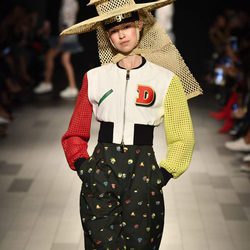 Pantalón bombacho negro y chaqueta con mangas de malla de Desigual de la colección primavera/verano 2018 en Nueva York Fashion Week