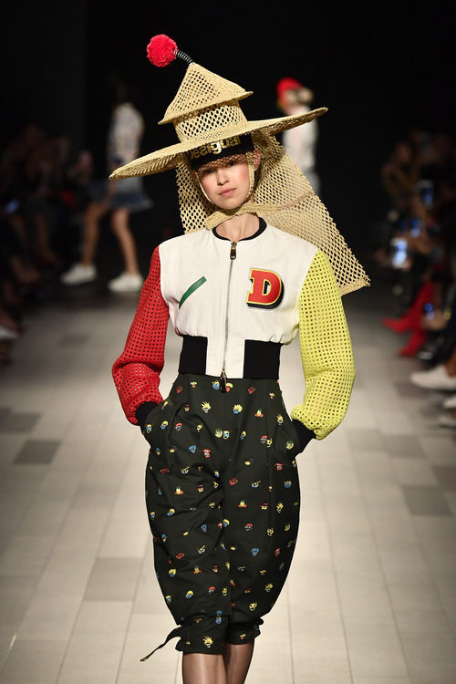 Pantalón bombacho negro y chaqueta con mangas de malla de Desigual de la colección primavera/verano 2018 en Nueva York Fashion Week