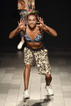 Pantalón corto marrón y beige y crop top estampado de Desigual de la colección primavera/verano 2018 en Nueva York Fashion Week