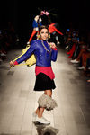 Cazadora de cuero azul, jersey rosa y falda negra de Desigual de la colección primavera/verano 2018 en Nueva York Fashion Week