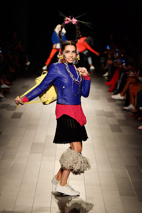 Cazadora de cuero azul, jersey rosa y falda negra de Desigual de la colección primavera/verano 2018 en Nueva York Fashion Week