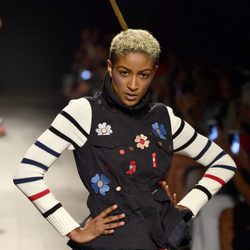 Chaleco de flores y jersey de punto de rayas de Desigual de la colección primavera/verano 2018 en Nueva York Fashion Week