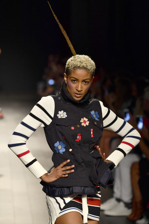 Chaleco de flores y jersey de punto de rayas de Desigual de la colección primavera/verano 2018 en Nueva York Fashion Week