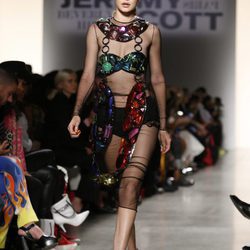 Vestido de transparencias y pedrería de colores de Jeremy Scott de la colección primavera/verano 2018 para Nueva York Fashion Week