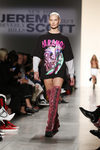 Camiseta maxi y botas rosas de Jeremy Scott de la colección primavera/verano 2018 para Nueva York Fashion Week