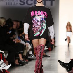 Camiseta maxi y botas rosas de Jeremy Scott de la colección primavera/verano 2018 para Nueva York Fashion Week