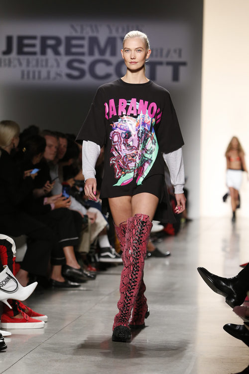 Camiseta maxi y botas rosas de Jeremy Scott de la colección primavera/verano 2018 para Nueva York Fashion Week