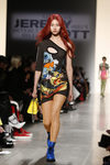 Vestido asimétrico corto de Jeremy Scott de la colección primavera/verano 2018 para Nueva York Fashion Week