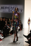 Vestido negro de transparencias y pedrería de Jeremy Scott de la colección primavera/verano 2018 para Nueva York Fashion Week