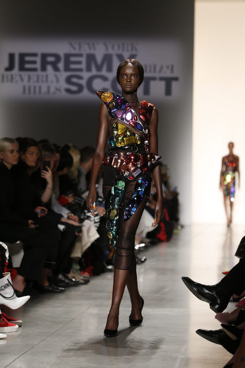 Vestido negro de transparencias y pedrería de Jeremy Scott de la colección primavera/verano 2018 para Nueva York Fashion Week