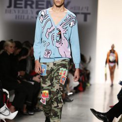 Chaqueta azul y pantalón militar masculino de Jeremy Scott de la colección primavera/verano 2018 para Nueva York Fashion Week