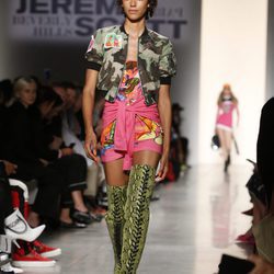 Conjunto color rosa y estampado militar verde de Jeremy Scott de la colección primavera/verano 2018 para Nueva York Fashion Week