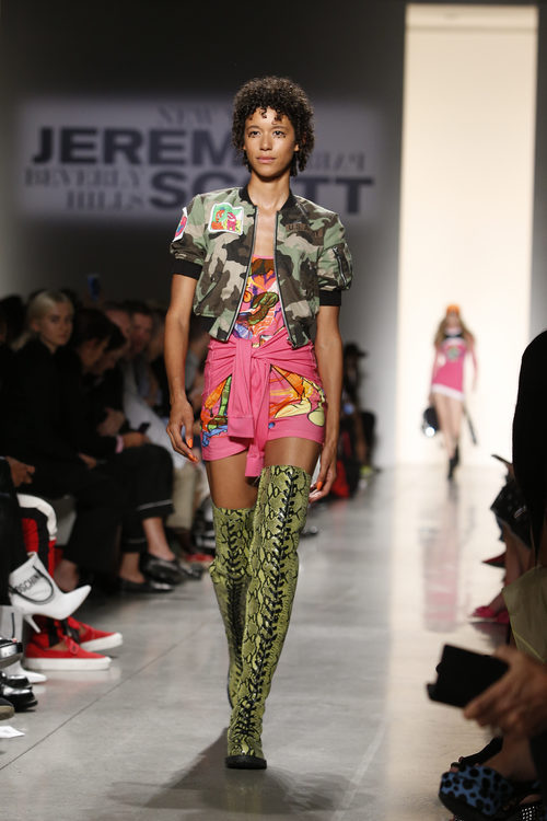 Conjunto color rosa y estampado militar verde de Jeremy Scott de la colección primavera/verano 2018 para Nueva York Fashion Week