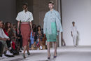 Faldas lápiz y camisas de Victoria Beckham primavera/verano 2018 en la New York Fashion Week