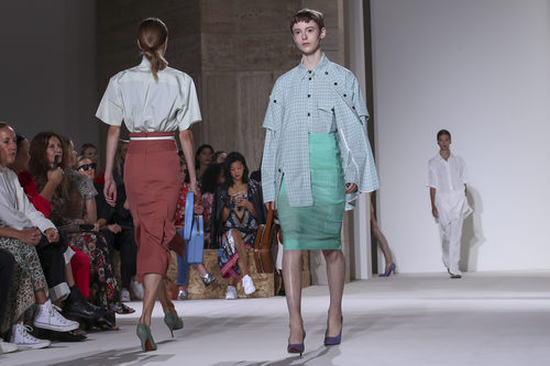 Faldas lápiz y camisas de Victoria Beckham primavera/verano 2018 en la New York Fashion Week