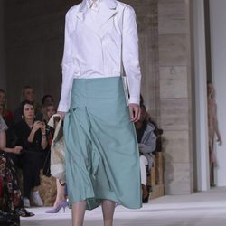 Falda de vuelo de Victoria Beckham primavera/verano 2018 en la New York Fashion Week